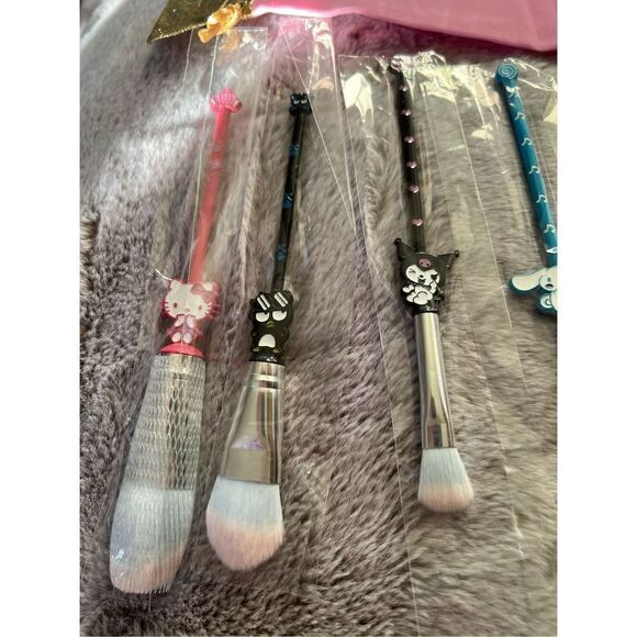 1 LEFT! Hello Kitty 6 Piece Makeup Brush Set w/ Bag - Picture 5 of 7